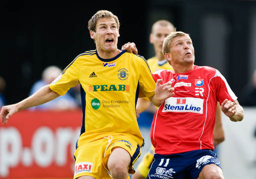 Situationen när Marcus Allbäck får sitt gula kort. Jonas