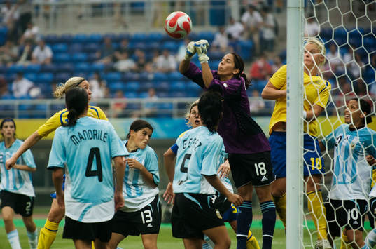 Vanina Correa, målvakt, Argentina, boxar undan en boll