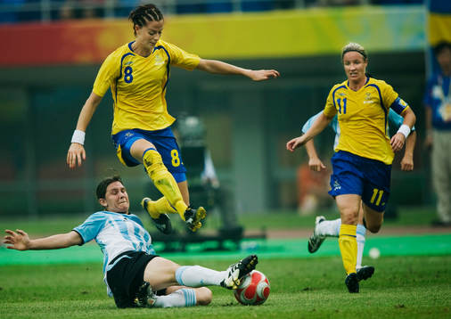 Lotta Schelin och Victoria Svenssons framfart stoppas av