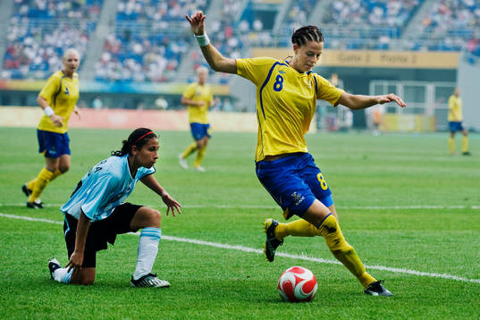 Lotta Schelin, Sverige, dribblar