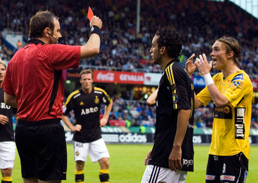 Jonas Eriksson, domare ger Lars Nilsson, Elfsborg rött kort