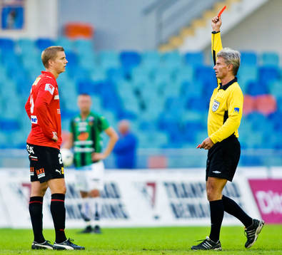 Andreas Drugge, Trelleborg, får rött kort av domare Peter