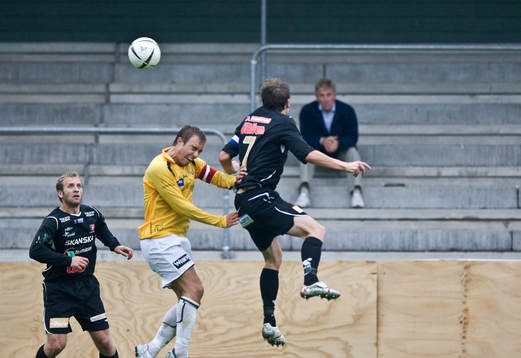 Conny Andersson, Trollhättan, håller koll på nickduell