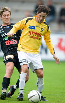 Måns Sörensson trycks i ryggen