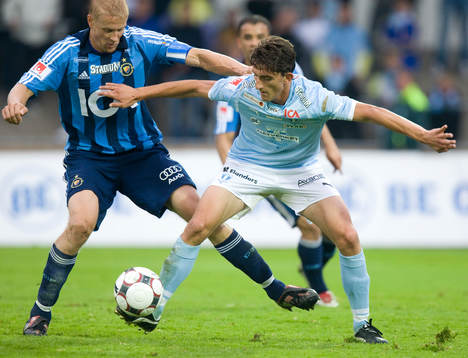 Djurgårdens mittback Toni Kuivasto, stoppar MFF:s Agon