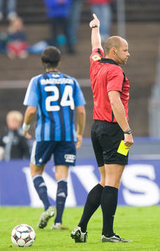 Martin Hansson, domare, visade många gula kort