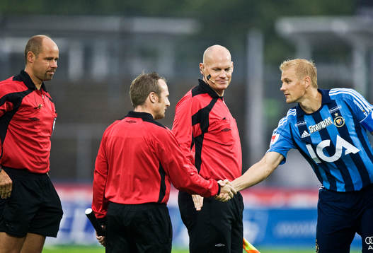 Toni Kuivasto, hälsar på domarna. Domare