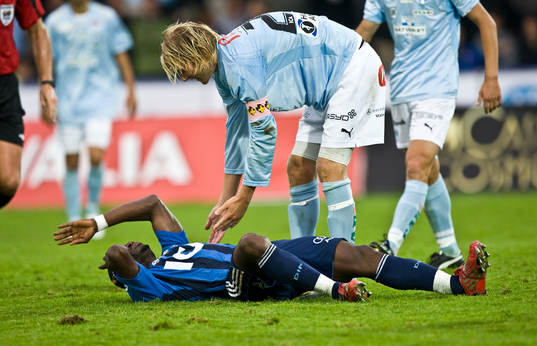 Ola Toivonen ger en hjälpande hand till  Prince Ikpe Ekong