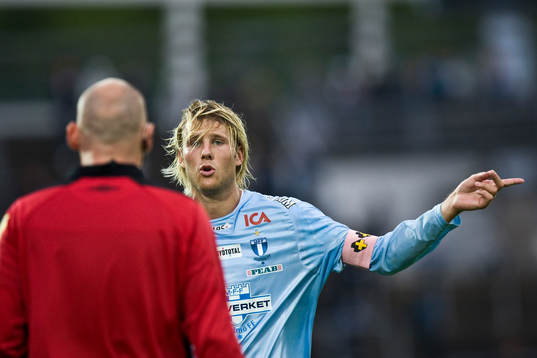 Ola Toivonen i diskussion med domare