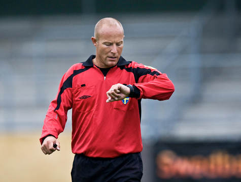 Roger Persson, domare, kollar klockan