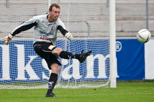 Rickard Johansson, målvakt, utspark