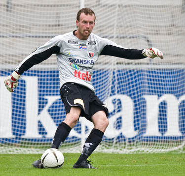 Rickard Johansson, målvakt. Utspark, tungan rätt i mun