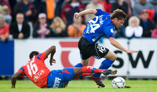 René Makondele försöker stoppa Sebastian Johansson