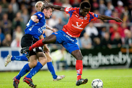 Isaac Chansa tas hårt av Sebastian Johansson, Halmstad