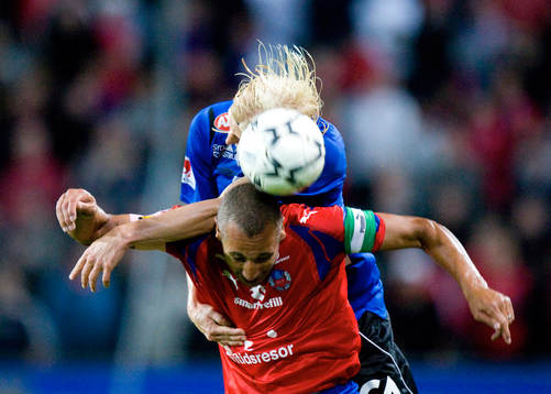 Per Johansson trycker Henrik Larsson i en nickduell