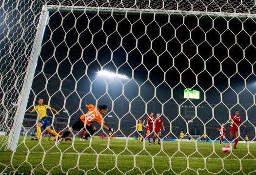 Lotta Schelin, Sverige rullar in 1-0 bakom Erin McLeod,