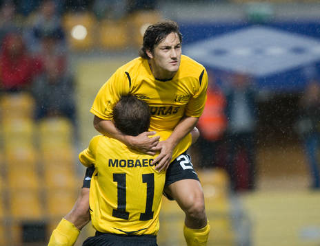 1-0 straff, Stefan Ishizaki, som hoppar upp i famnen på