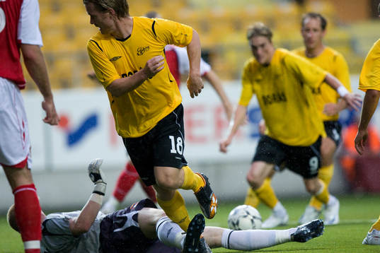 2-0, Fredrik Berglund klackar bakåt och där kommer Lasse
