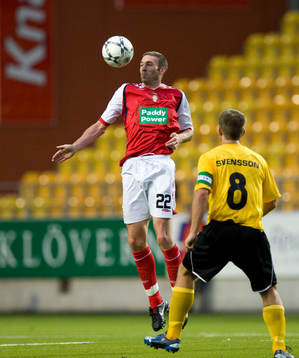 John Murphy tar ner bollen framför Anders Svensson