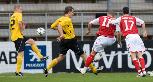 2-1, skottet som gav straff, Mark Quigley skjuter