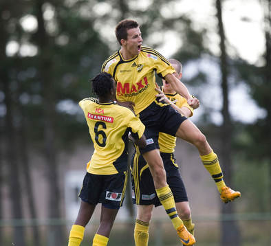 2-målsskytten Fisnik Alaj jublar