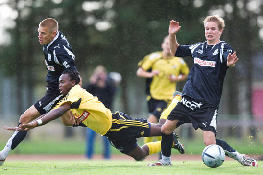 May Malunga trycks ner av två Lunda-spelare