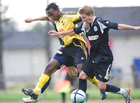 May Mahlangu trycker sig förbi två Lunda-spelare