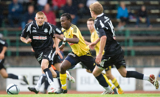 Mahlangu May bryter fram mellan två Lunda-spelare