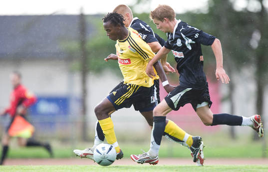 Mahlangu May bryter fram mellan två Lunda-spelare.