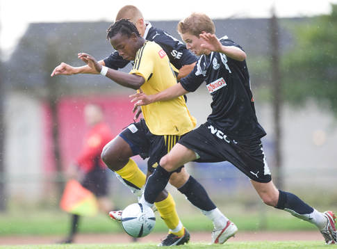 Mahlangu May bryter fram mellan två Lunda-spelare.