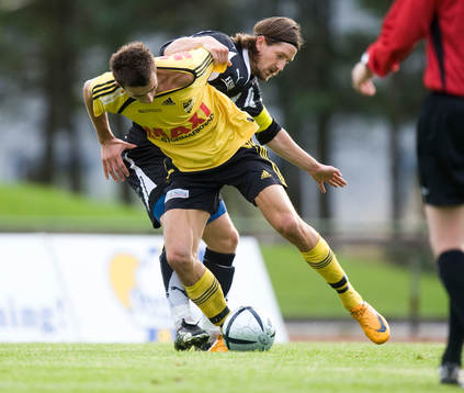 Tom Hansson, Lund, försöker stoppa Fisnik Alaj med