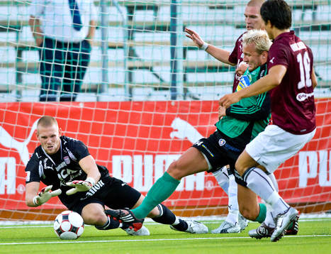 Enköpings Niklas Klingberg försöker nå bollen framför
