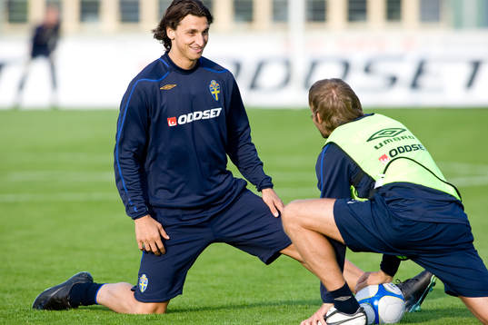 Zlatan Ibrahimovic och Olof Mellberg snackar