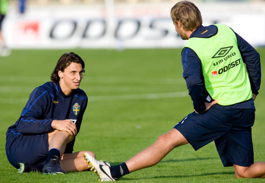 Zlatan Ibrahimovic och Olof Mellberg snackar