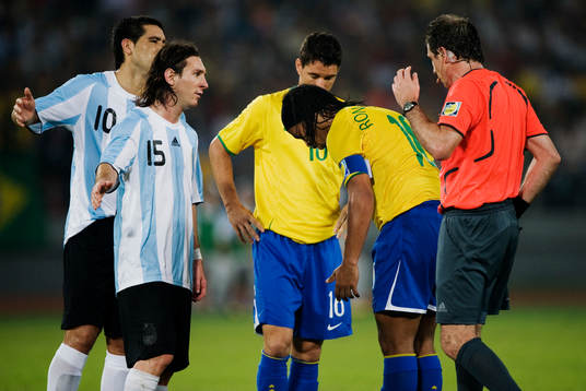 Lionel Messi, Argentina, är framme och argumenterar med