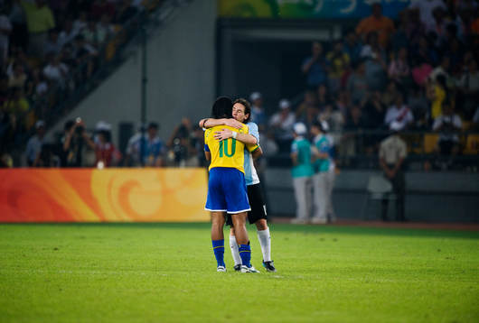 Ronaldinho, Brasilien, och Lionel Messi, Argentina, kramar