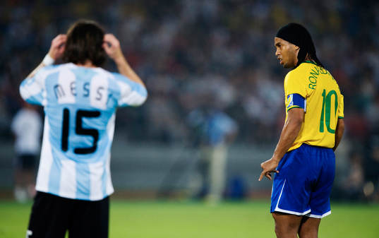 Lionel Messi, Argentina, ser på när Ronaldinho,