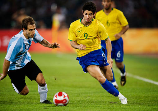 Pablo Zabaleta, Argentina, jagar Alexandre Pato, Brasilien