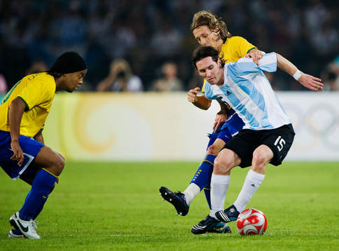 Lucas, Brasilien, drar i Lionel Messi, Argentina. Till