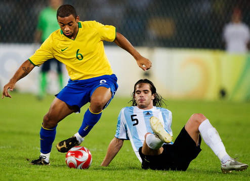 Marcelo, Brasilien, dribblar bort Fernando Gago, Argentina