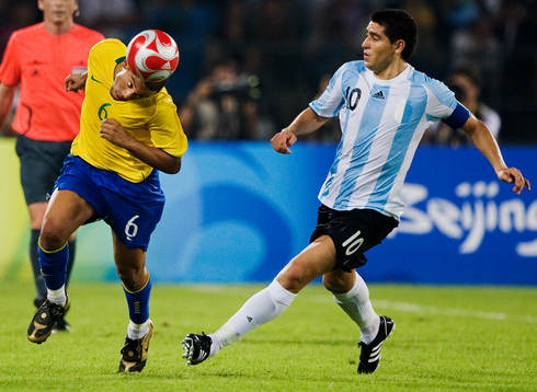 Marcelo, Brasilien, är huvudet före Juan Roman Riquelme,