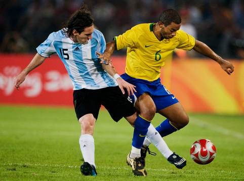 Lionel Messi, Argentina, och Marcelo, Brasilien, i närkamp