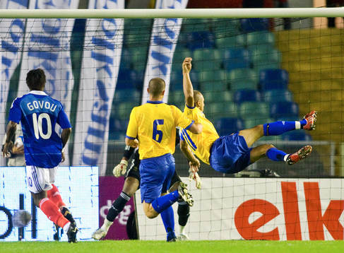 Henrik Larsson gör 1-0 till Sverige