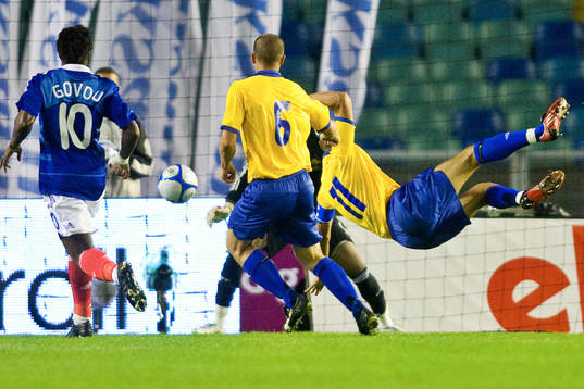 Henrik Larsson gör 1-0 till Sverige