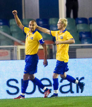 Henrik Larsson gör 1-0 till Sverige. Jubel
