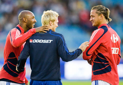 Christian Chippen Wilhelmsson hälsar på Philippe Mexes