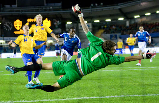 1-2, Andreas Isaksson kan ej hindra Sidney Govou