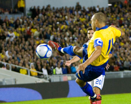Henrik Larsson  gör 1-0