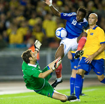 1-3, Sidney Govou, som får bollen förbi Andreas Isaksson