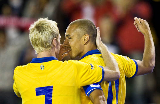 Christian Wilhelmsson och Henrik Larsson, jubel